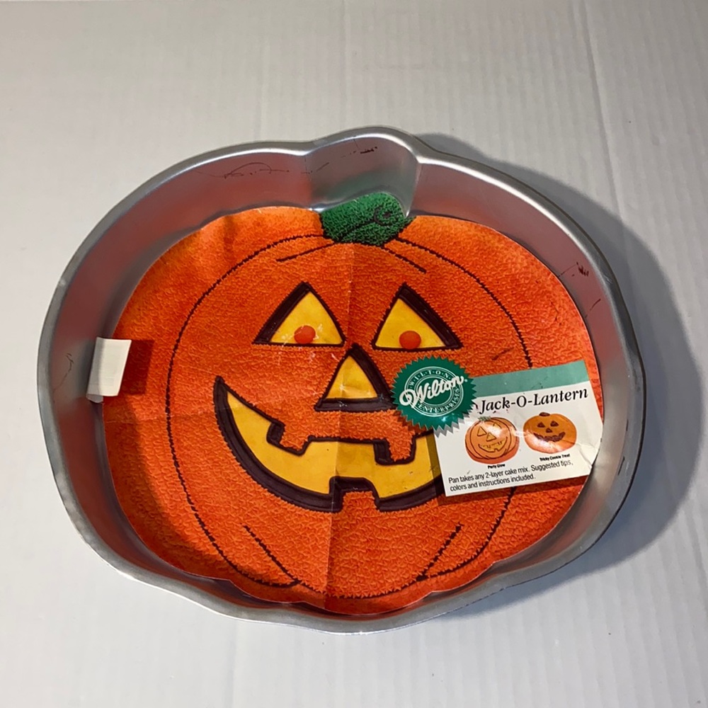 Wilton Jack-O-Lantern Pumpkin Halloween Aluminum Cake Pan